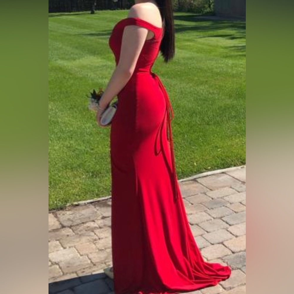 ❤️ Prom/wedding dress size 4 brand new only worn once colour red by Clarisse